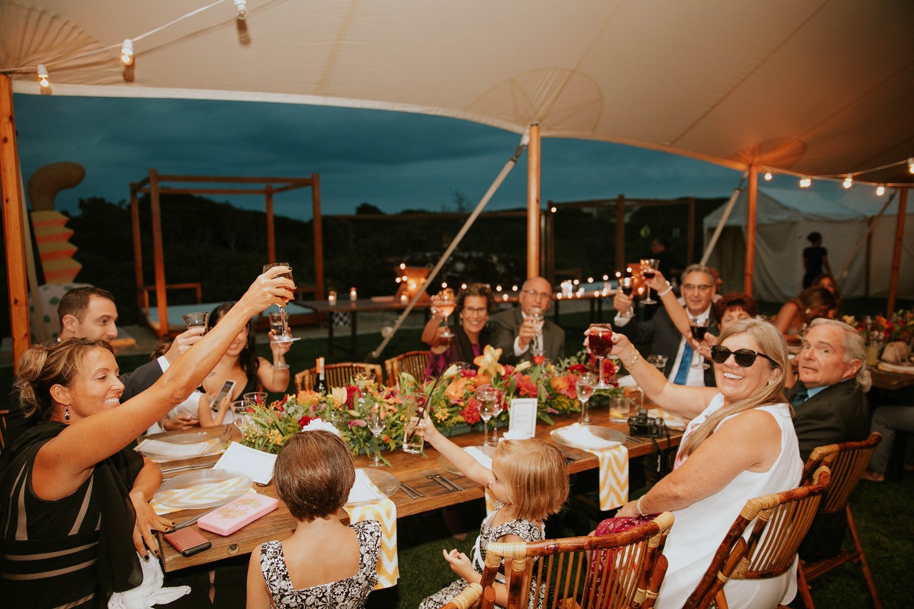 ludzie wznoszący toast na imprezie rodzinnej w plenerze